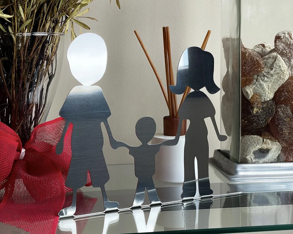silueta-familia-acero-inoxidable-interior-hogar