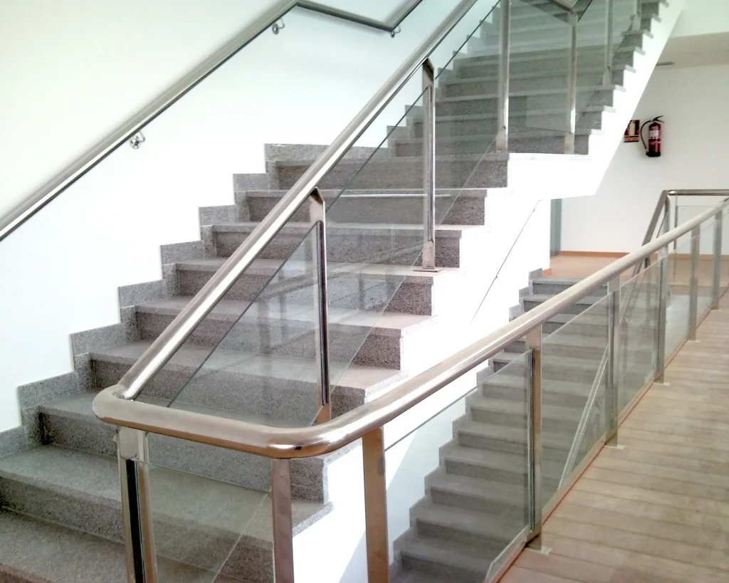 escaleras-edificio-acero-inoxidable-interior-hogar